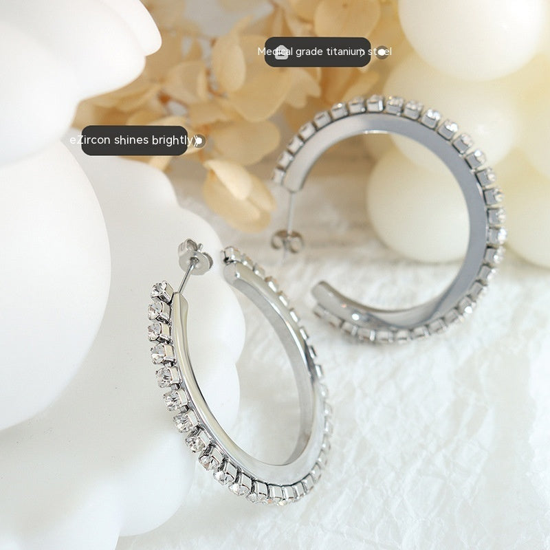 European And American Personalized Exaggerated Starry Black And White Zircon C- Shaped Diamond Titanium Steel Ear Ring