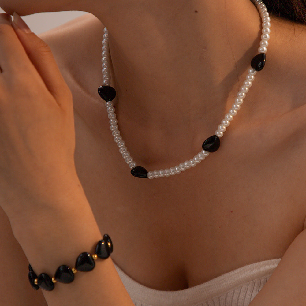 Collar de perlas de cristal en forma de corazón de mujer de color negro