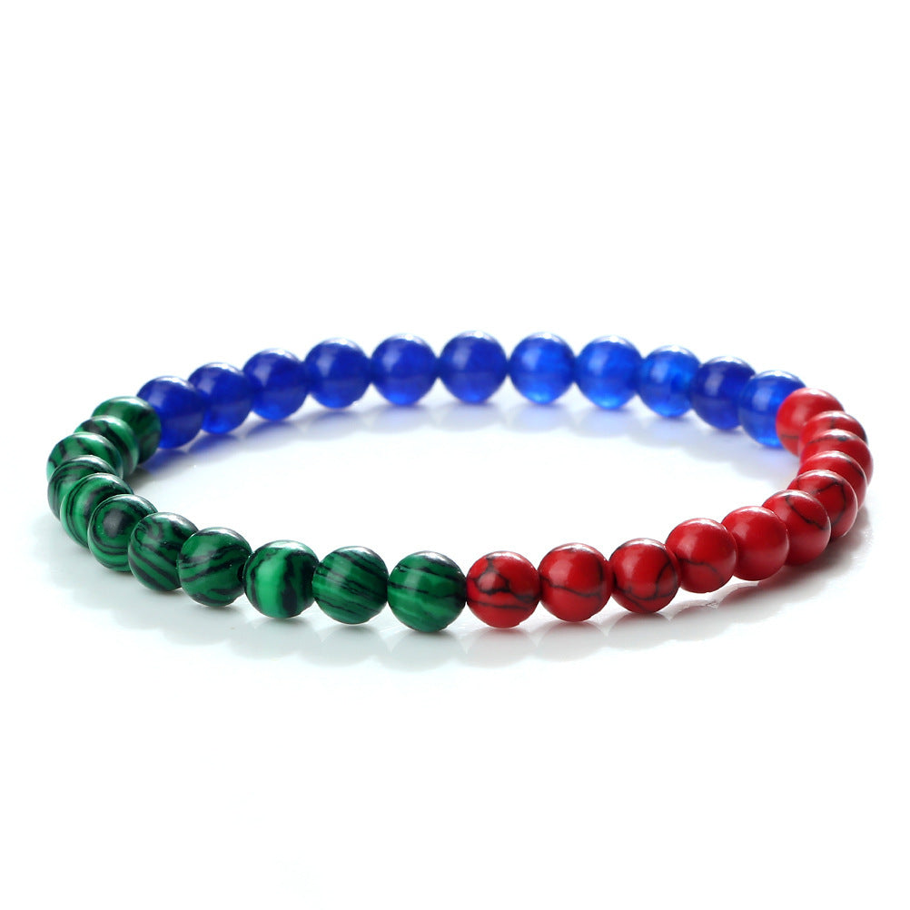 Mano con cuentas elásticas de cuentas de piedra de colores