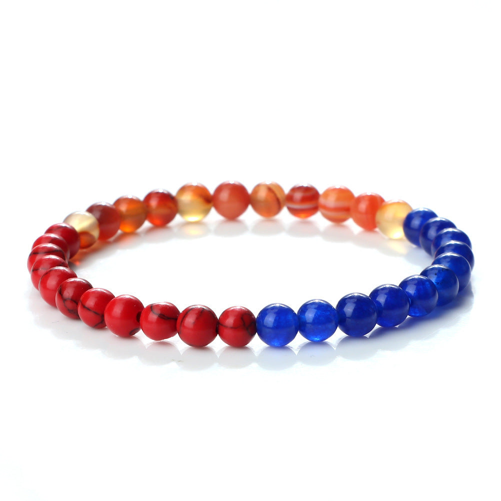 Mano con cuentas elásticas de cuentas de piedra de colores