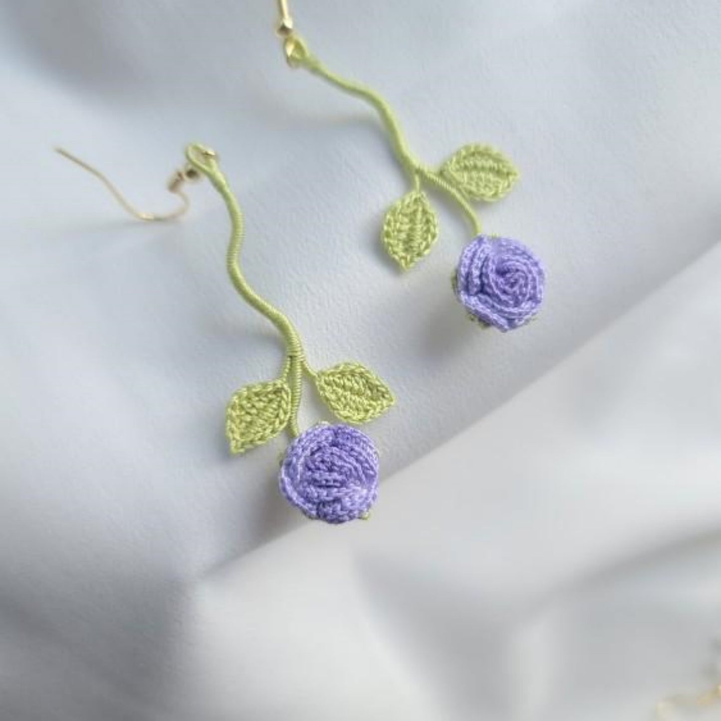 Boucles d'oreilles roses à crochet à main pour femmes
