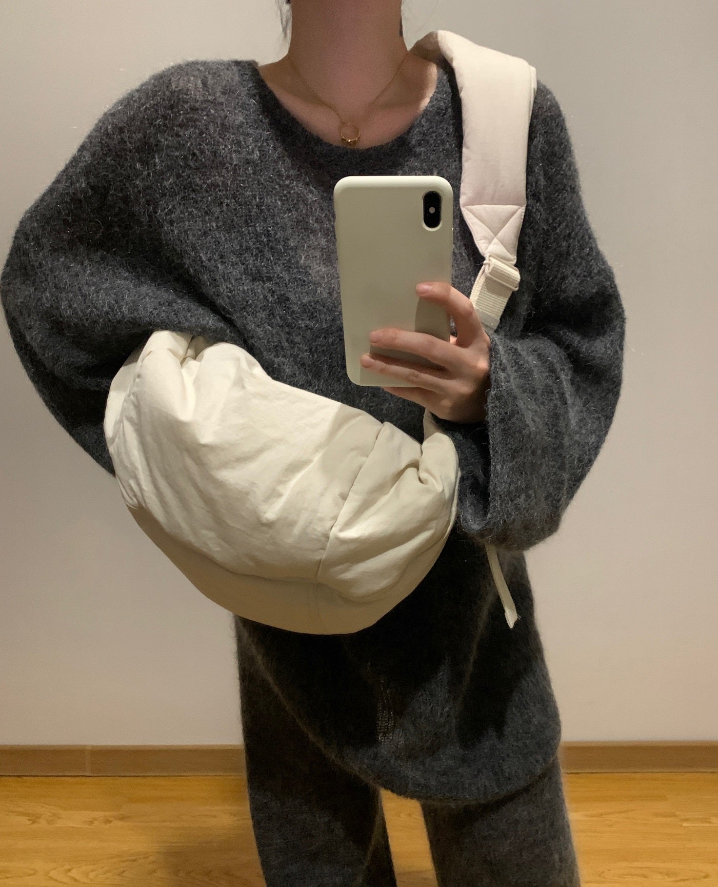 Sac à main à bandoulière en coton et lin en forme de croissant, Design d'intérêt particulier, rempli de riz, nuages ​​blancs