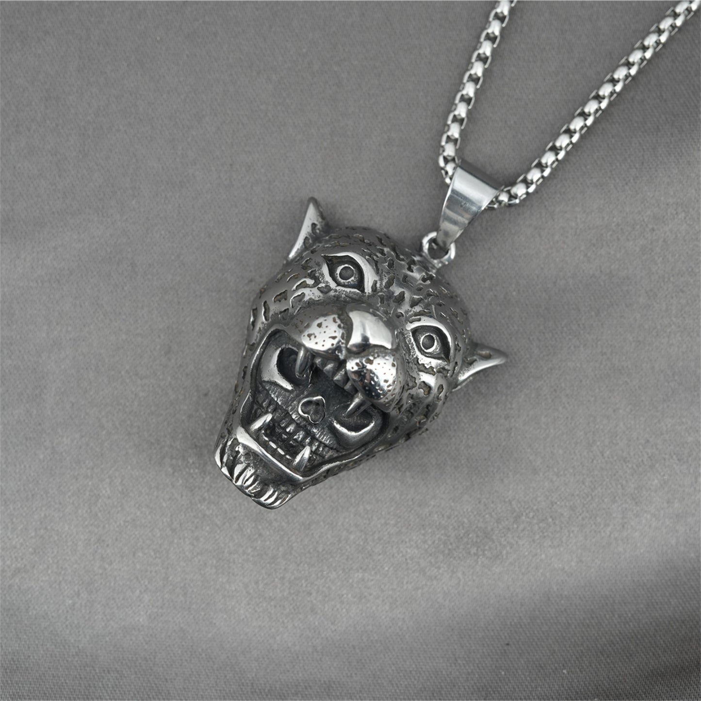 Collar con colgante de león y calavera de tigre simple