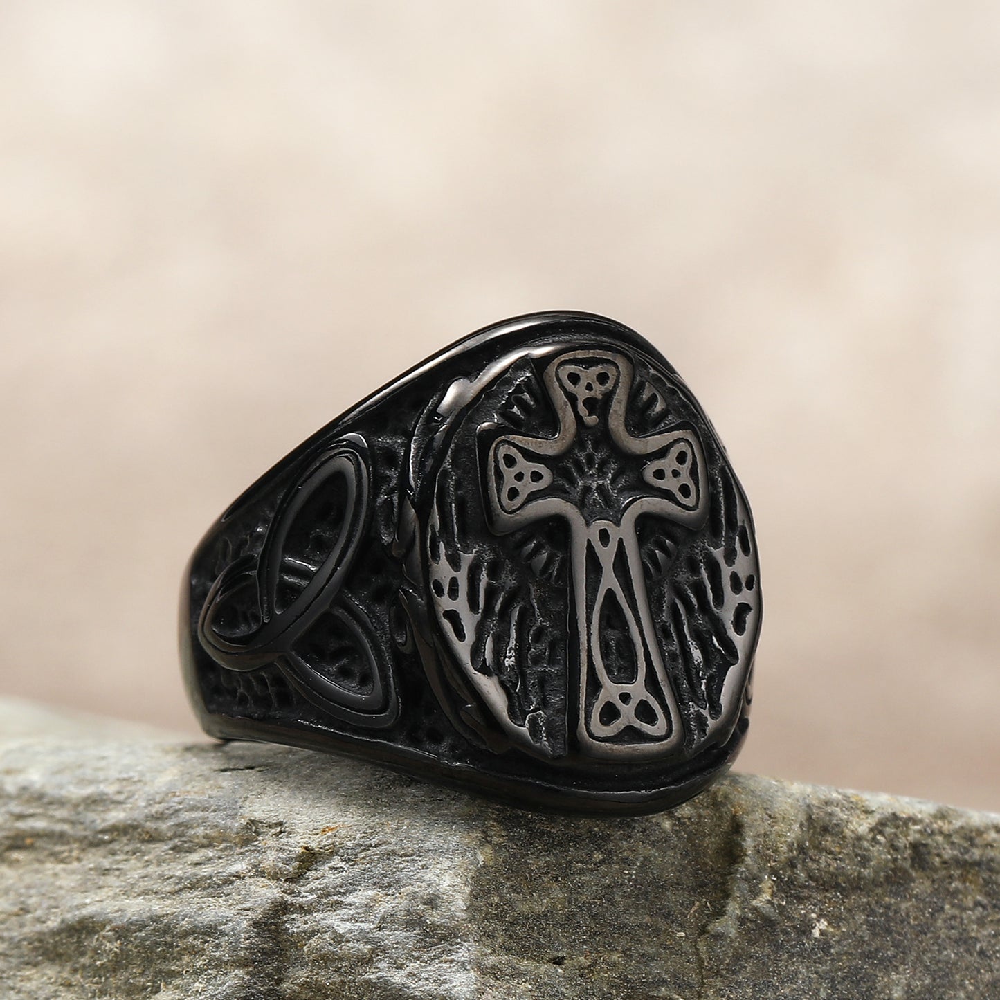 Anillo de hombre de acero de titanio con cruz minimalista