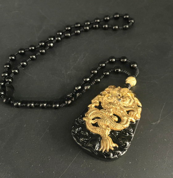 Obsidiana natural con incrustaciones de colgante de dragón de oro de 18 quilates para hombres y mujeres
