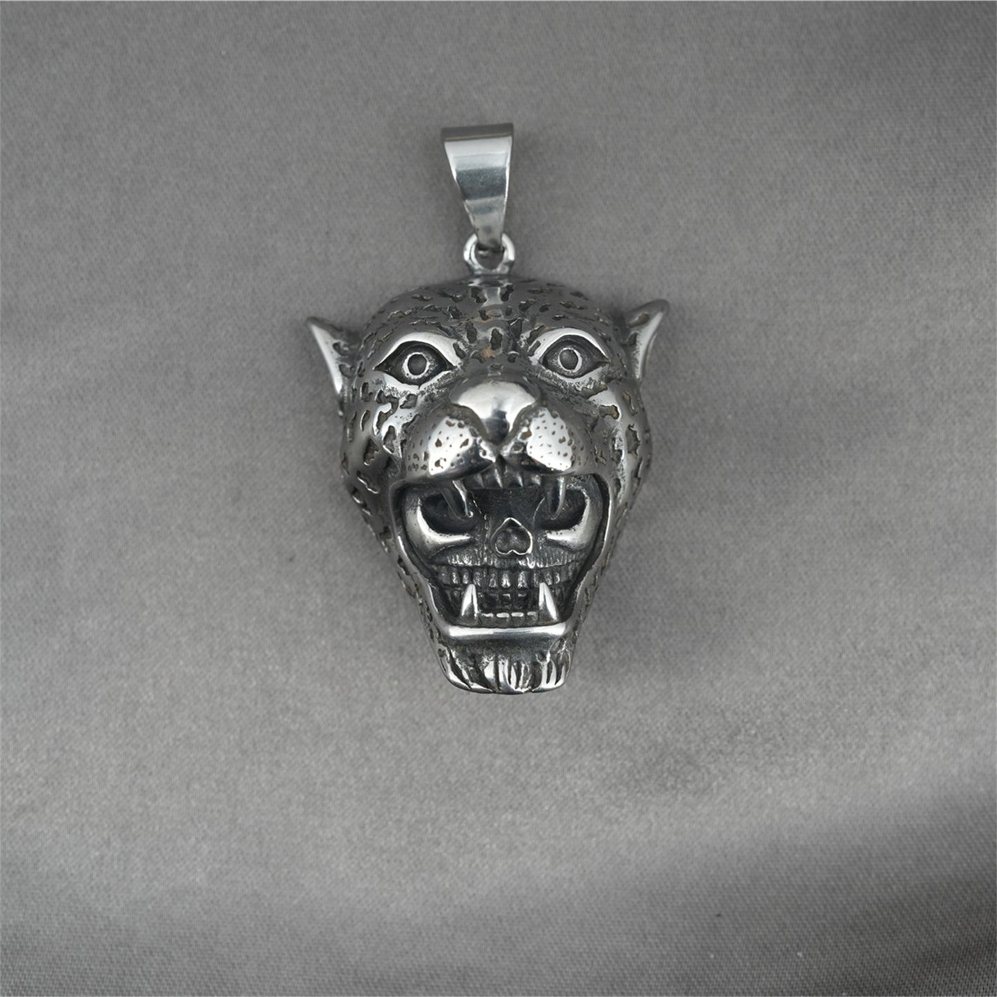 Collar con colgante de león y calavera de tigre simple