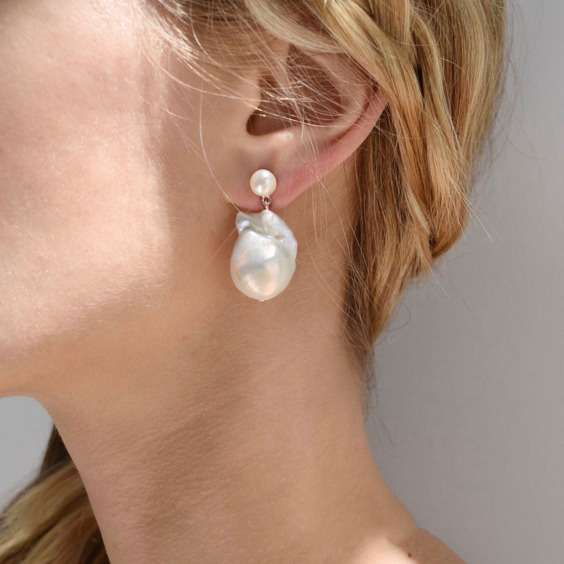 Boucles d'oreilles à tige en perles baroques simples pour femmes