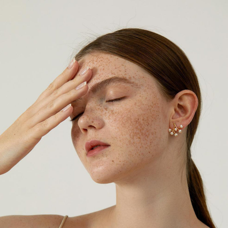 Aretes de plata con perlas de agua dulce en forma de rama