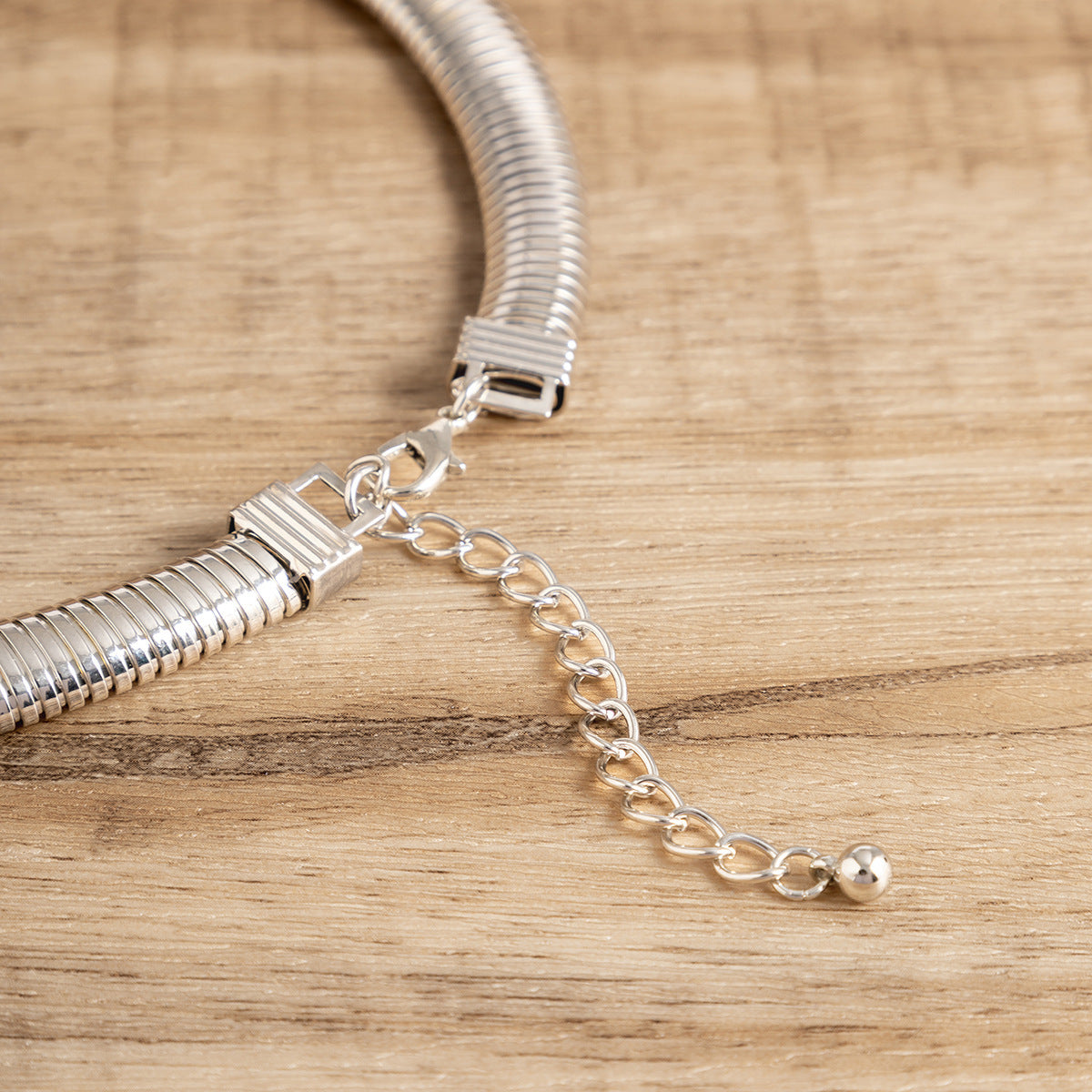 Collier africain punk exagéré en os de serpent