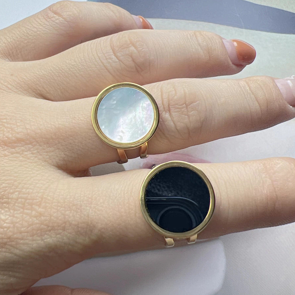 Anillo de Ágata Negra Concha Blanca Apertura de Acero Inoxidable Chapado en Oro