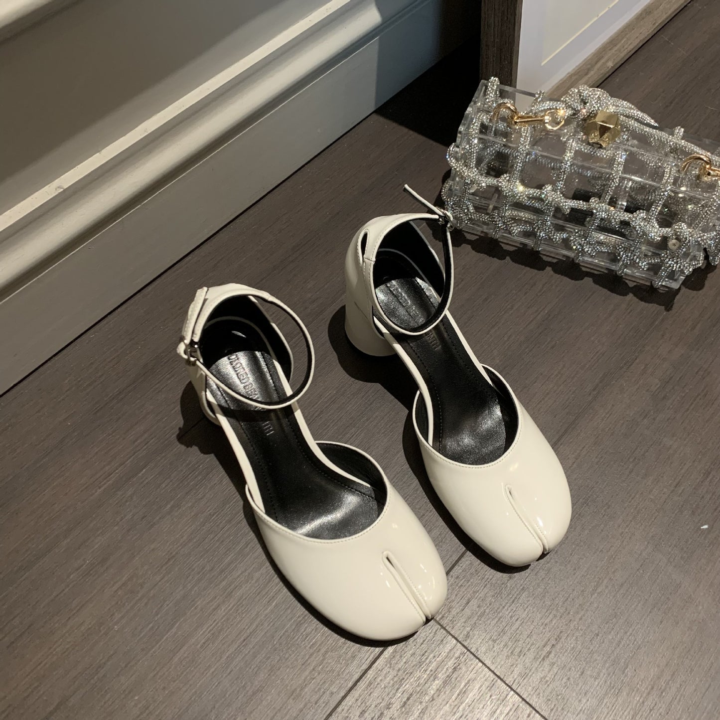 Chaussures à talons épais en cuir verni pour femmes