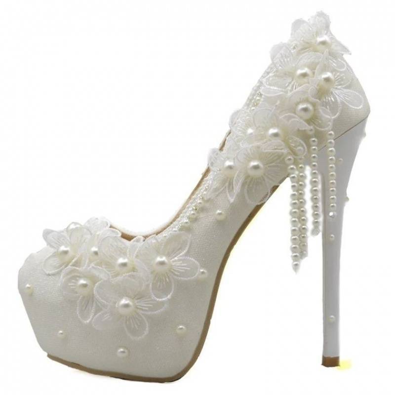 Chaussures de demoiselle d'honneur en dentelle blanche à talons hauts et pompons