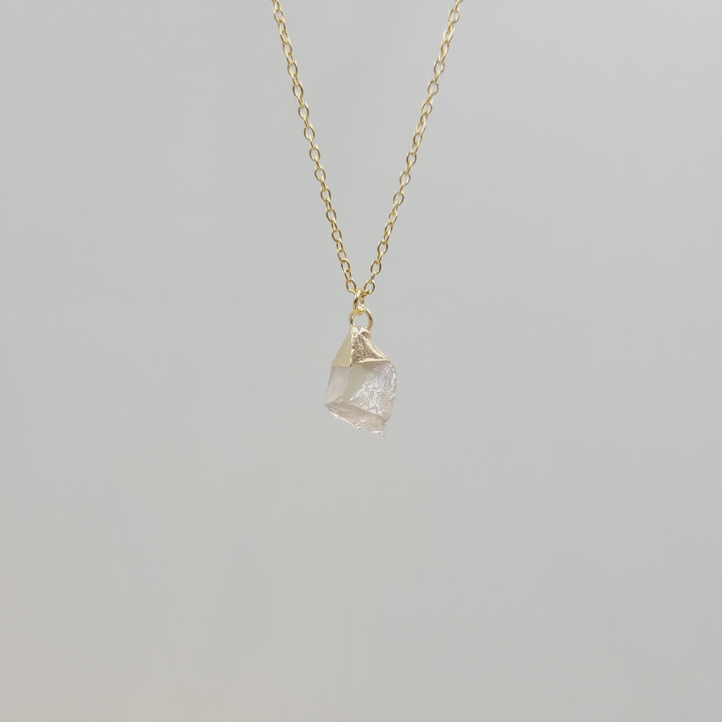 Collier avec pendentif en pierre de cristal naturel irrégulier, chaîne en acier inoxydable en métal