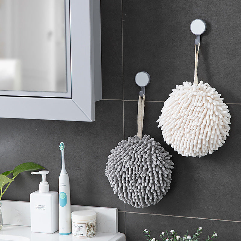 La cuisine et la salle de bain absorbent l'eau et essuient le handball