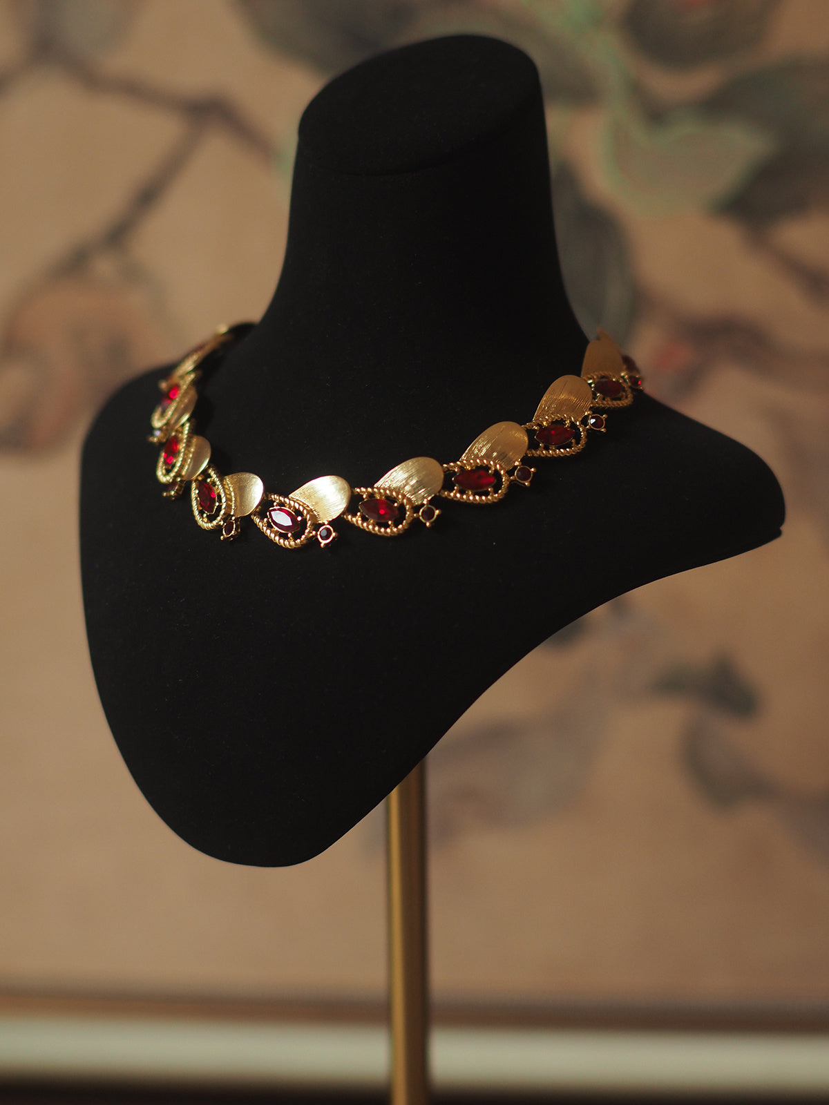 Collar de rubí cepillado con cinta de cumpleaños vintage