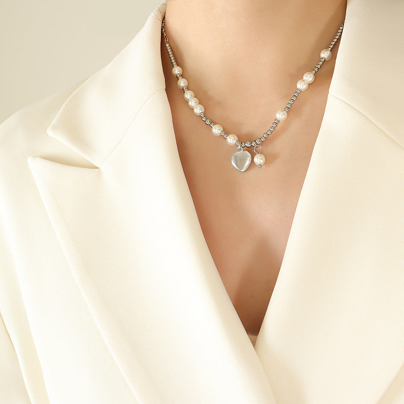 Collier pendentif coeur d'amour perle en acier titane