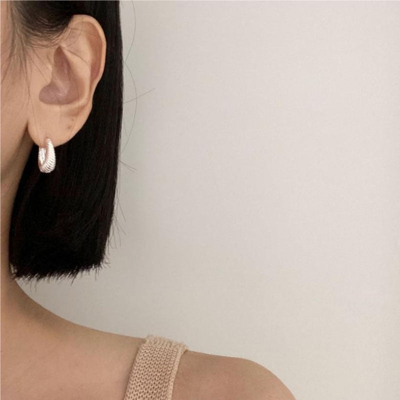 Boucles d'oreilles torsadées ondulées à ellipse géométrique simple pour femmes