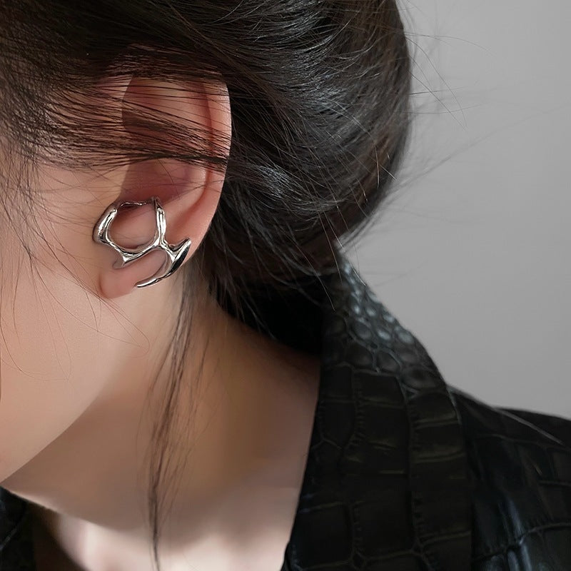 Pendientes huecos irregulares de metal líquido para mujer
