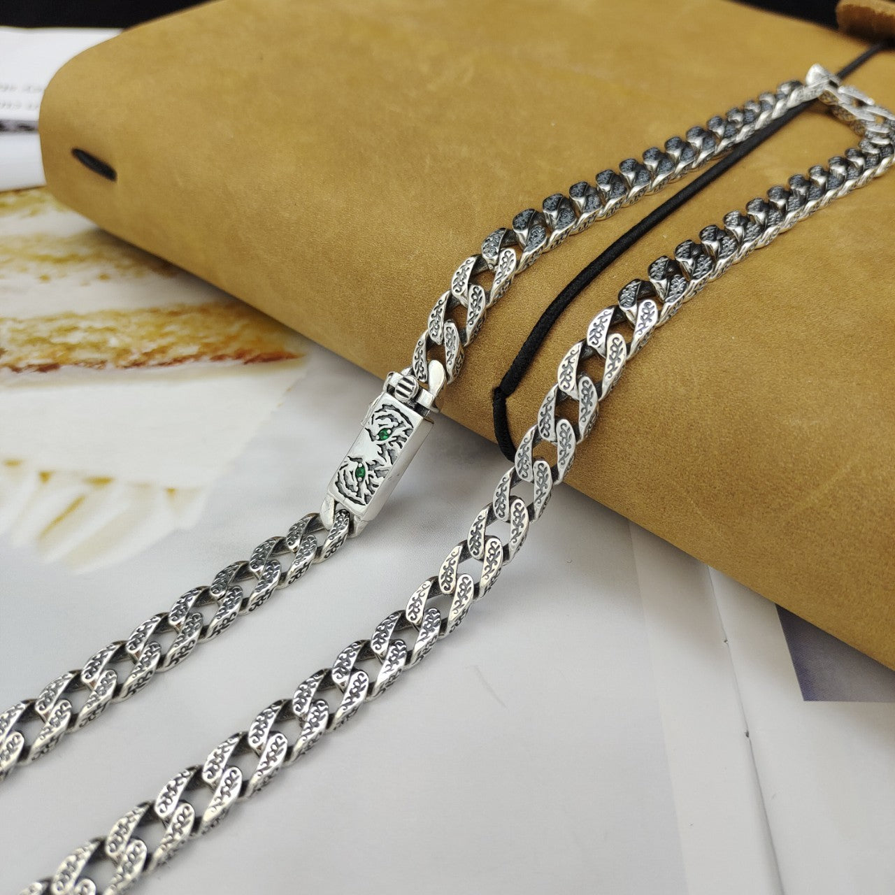 Collar sencillo con todo fósforo para hombre del año del tigre en plata de ley