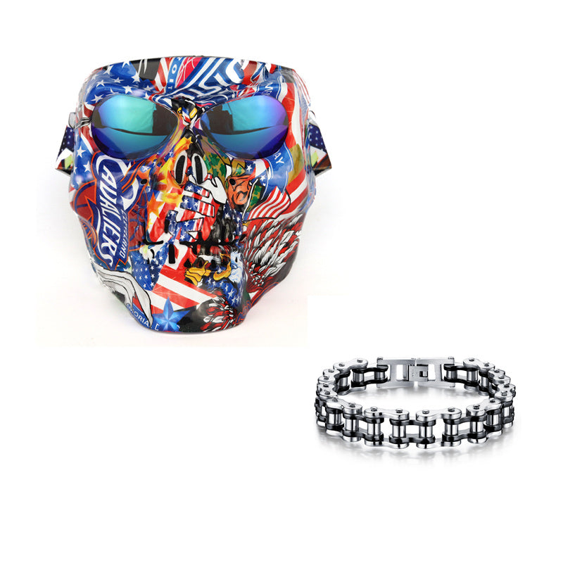 Pilote de moto avec masque de crâne équipé de lunettes