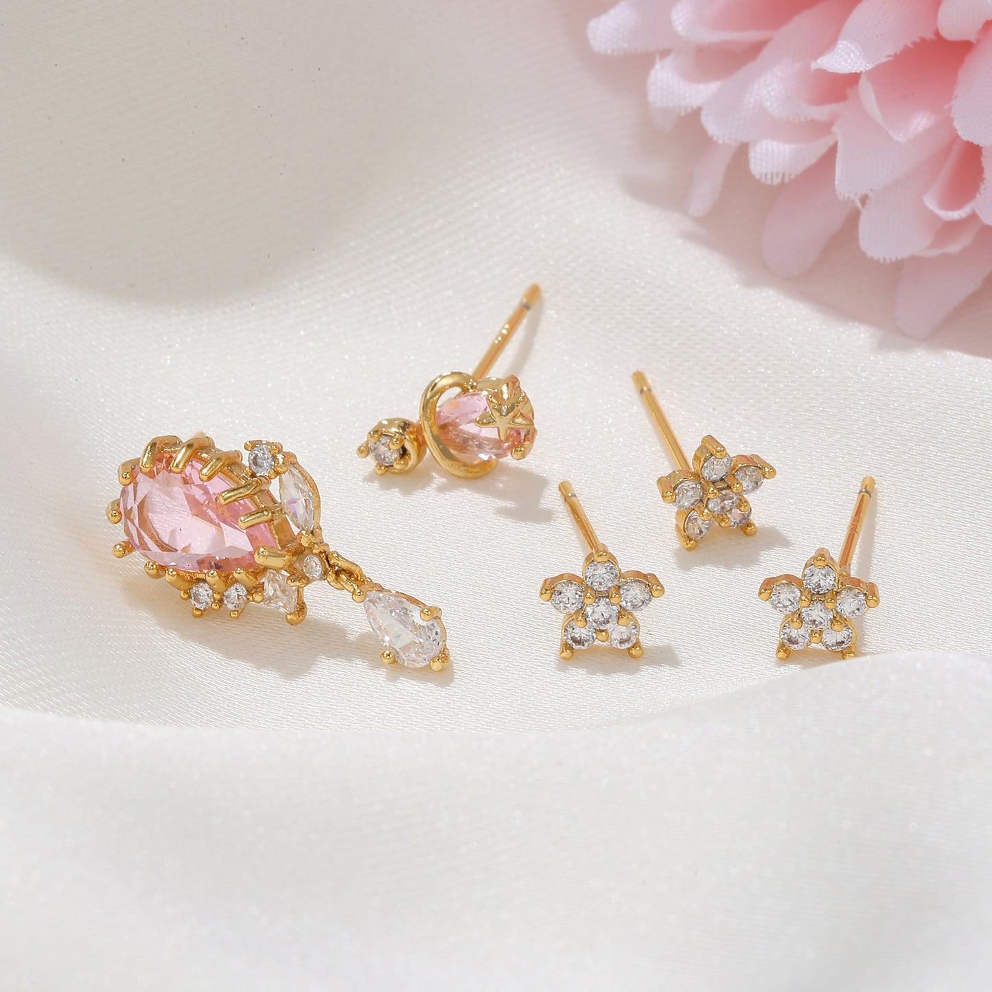 Ensemble de cinq pièces de clous d'oreilles en zircon