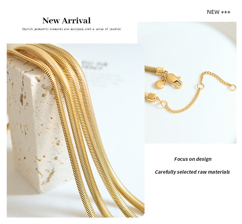 Collar de hueso de serpiente suave con costuras chapadas en oro con textura de metal