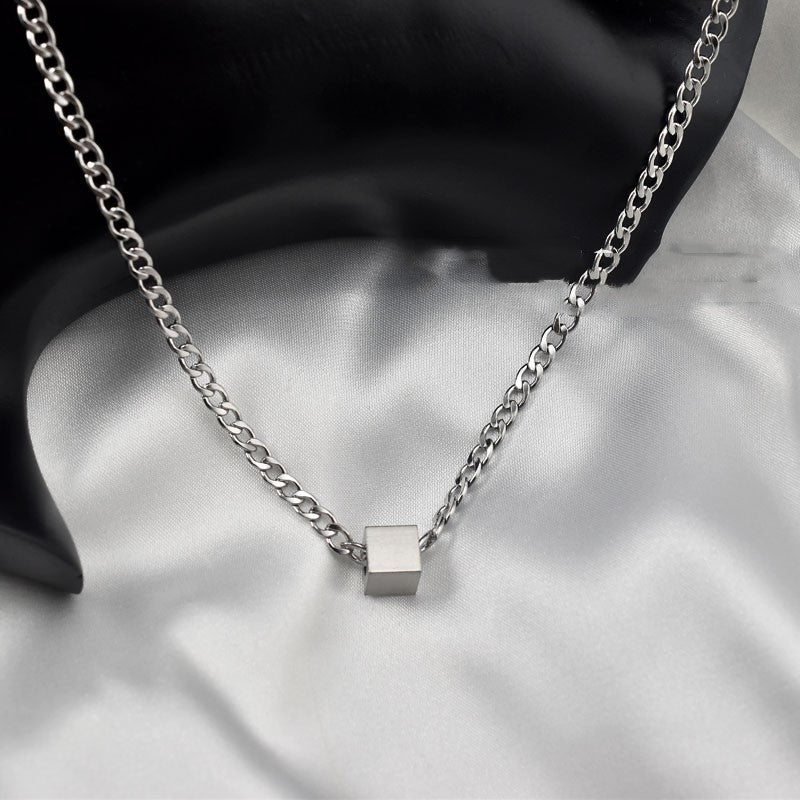 Collier pendentif cube en acier inoxydable à la mode