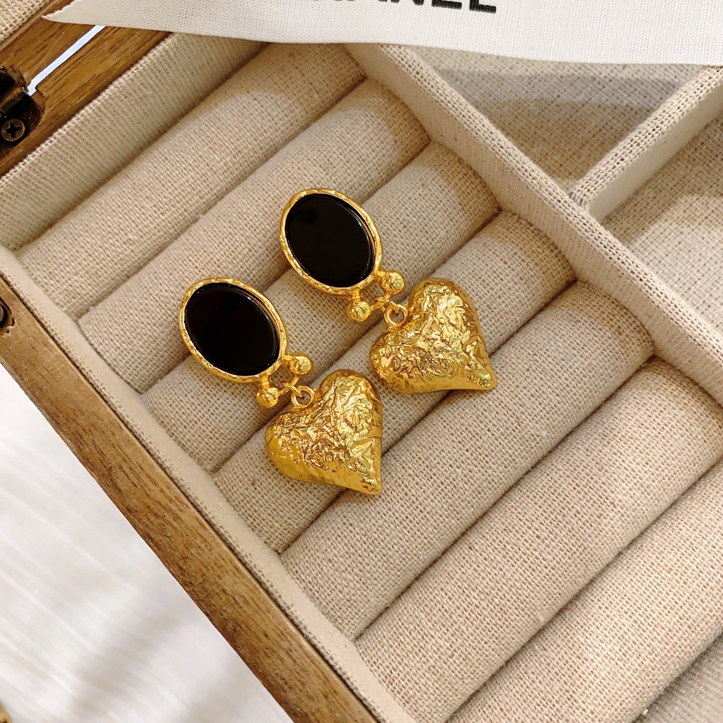Boucles d'oreilles vintage incrustées d'agate noire en forme de cœur