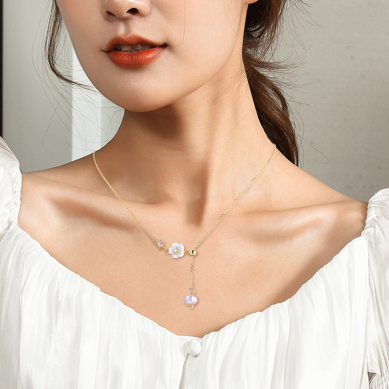 Cadena de clavícula ajustable con borla de flores de concha de perla natural para mujer