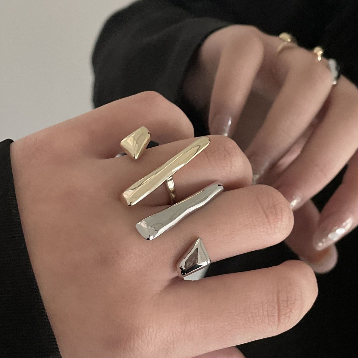 Anillo de dedo índice ajustable geométrico irregular con diseño de interés especial