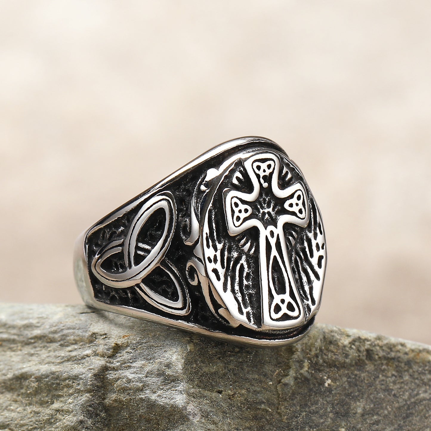 Anillo de hombre de acero de titanio con cruz minimalista