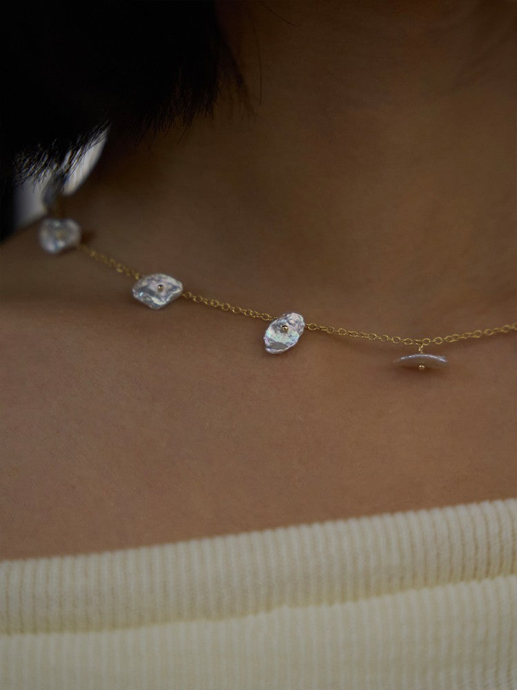 Collier court coloré en perles de pétales baroques naturelles