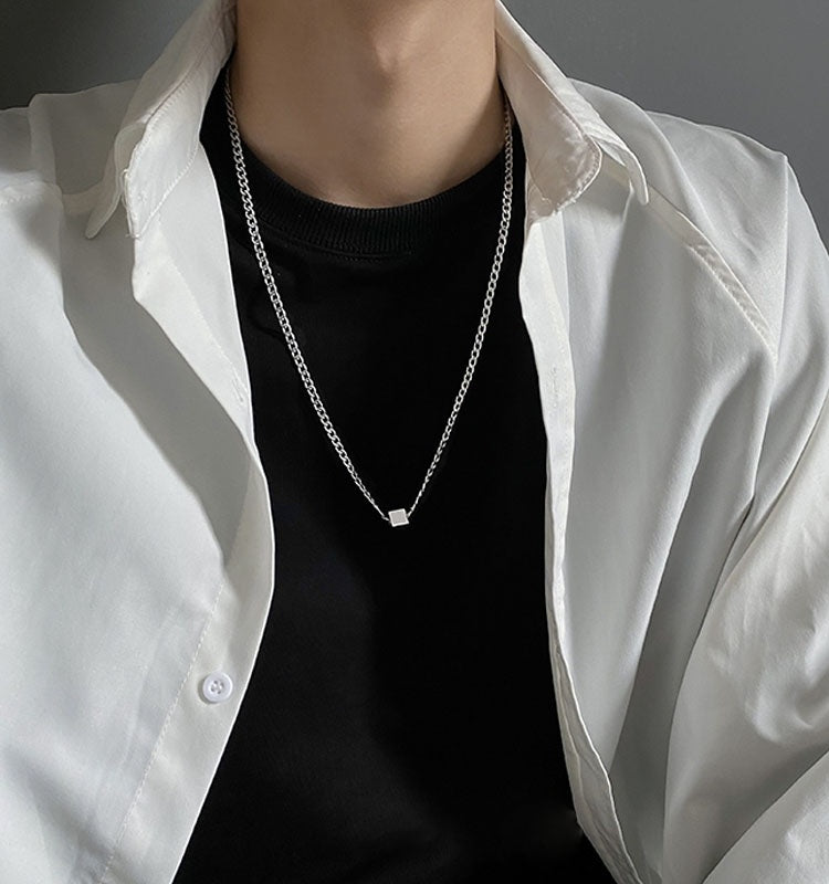 Collier pendentif cube en acier inoxydable à la mode
