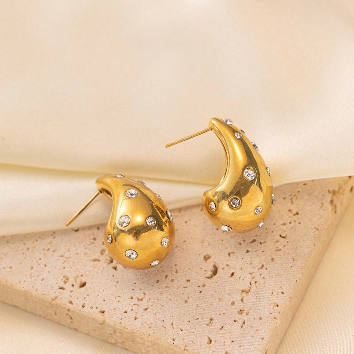 Clous d'oreilles élégants en diamant coloré pour femmes