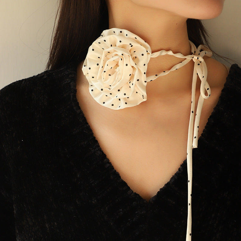 Collier Rose à Pois en Mousseline de Soie Femme