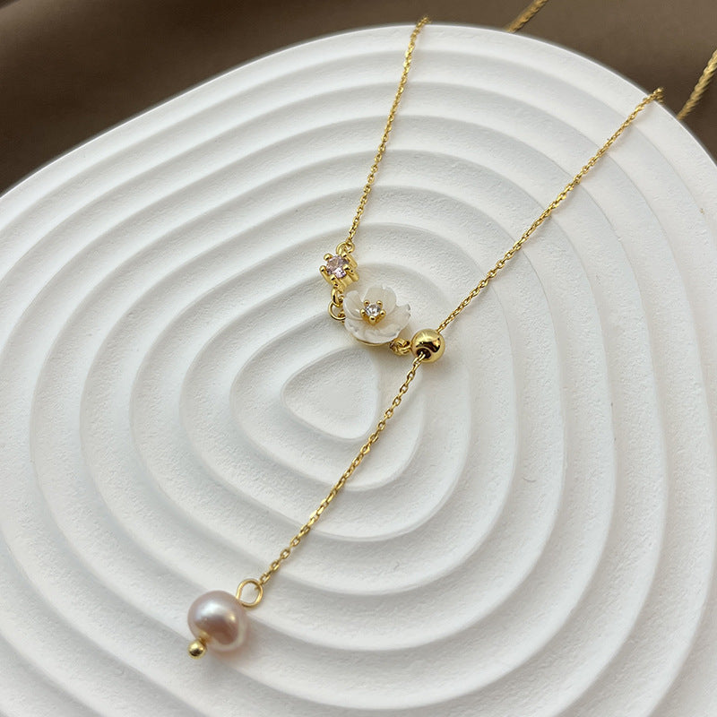 Cadena de clavícula ajustable con borla de flores de concha de perla natural para mujer