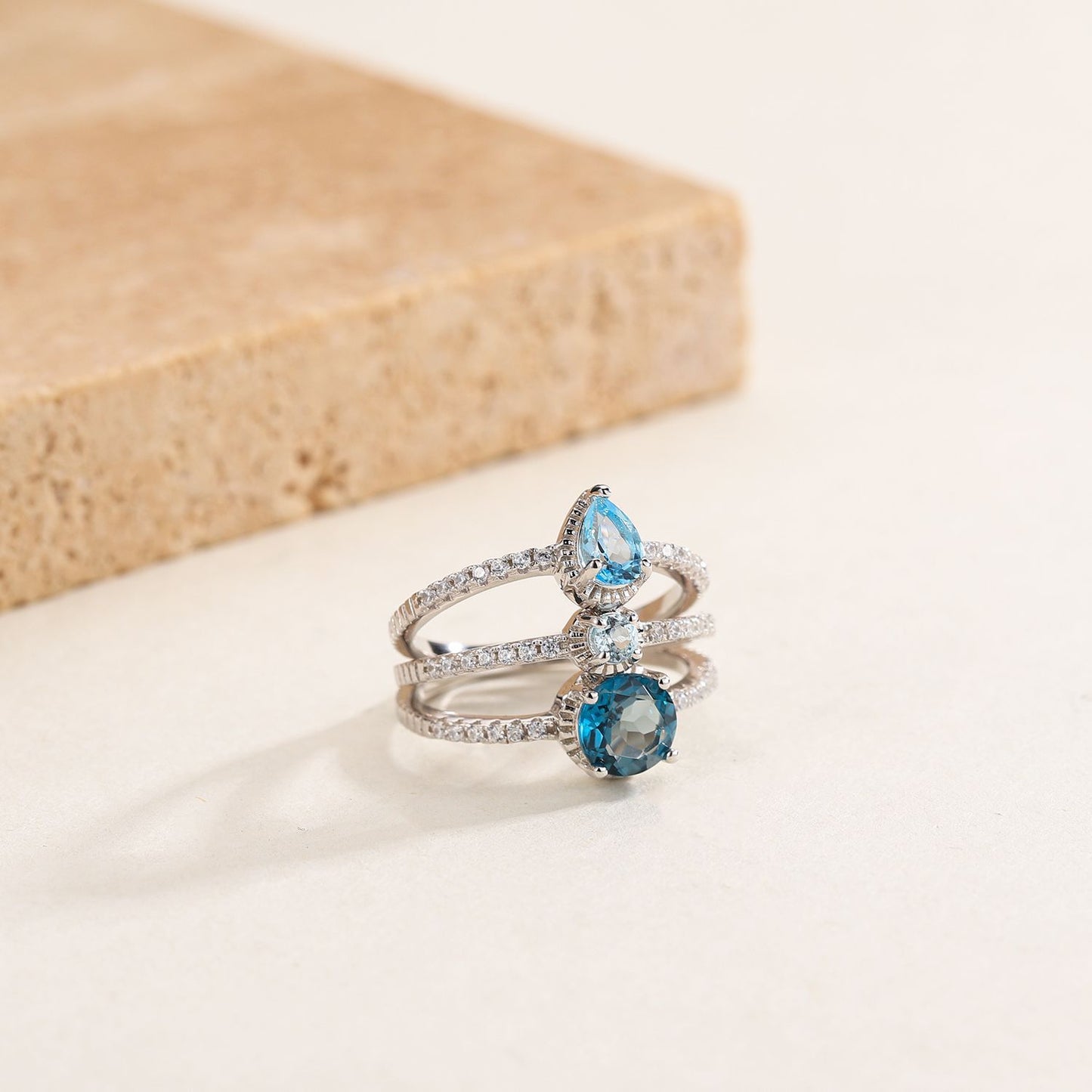 Ensembles d'anneaux simples et naturels avec topaze diopside