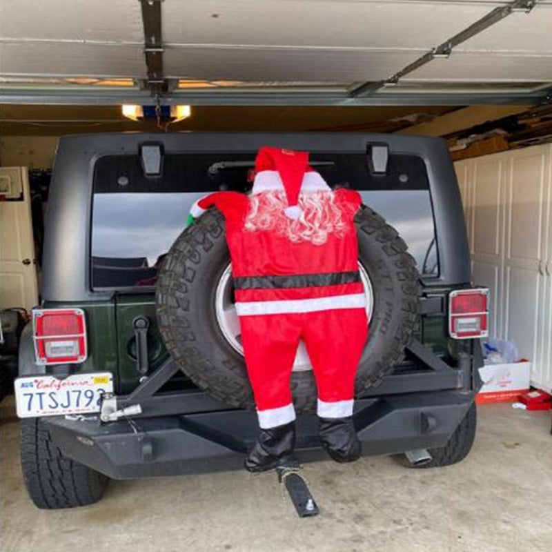 Le père noël grimpe au mur pour décorer des vêtements, ornements, cadeaux, décoration de noël
