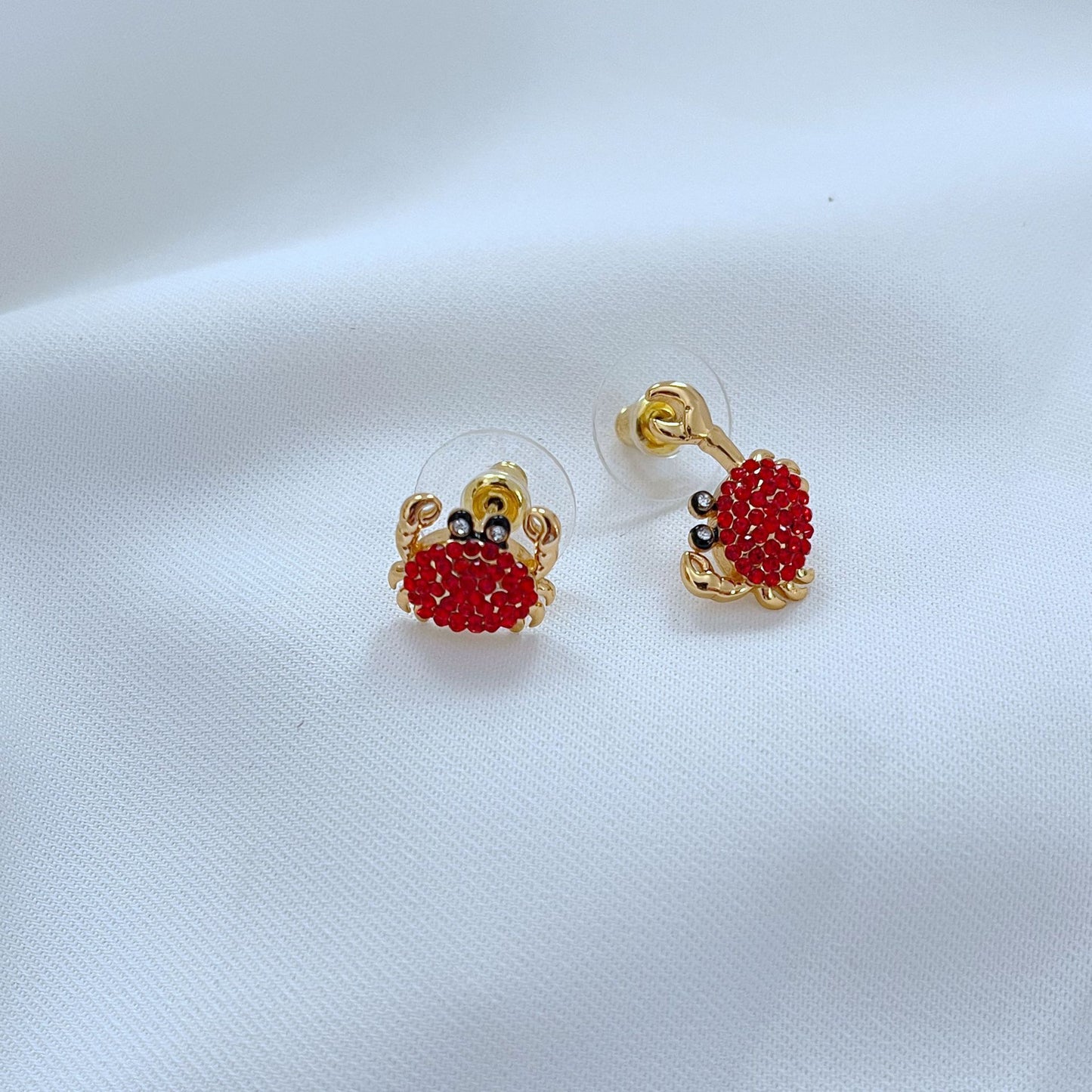 Collar de aretes asimétricos con forma de cangrejo pequeño y vida marina