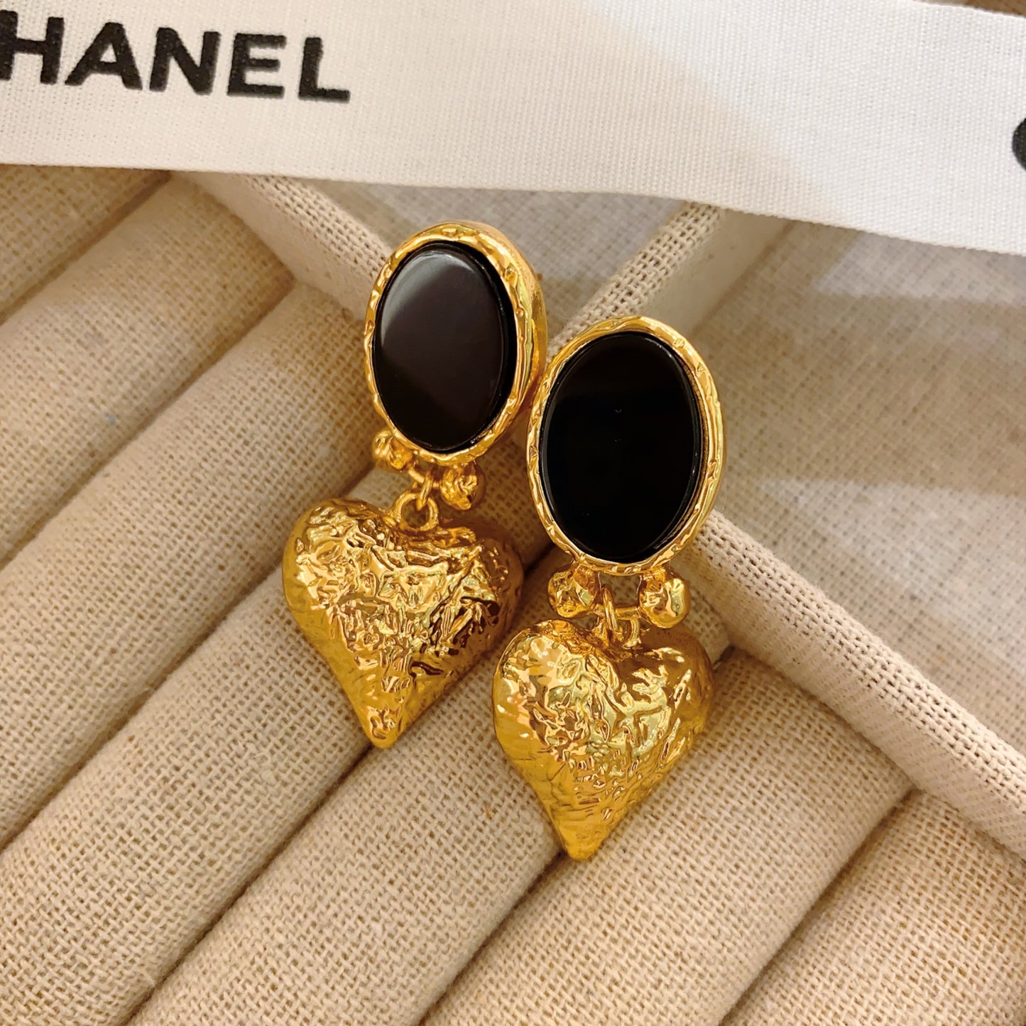 Boucles d'oreilles vintage incrustées d'agate noire en forme de cœur