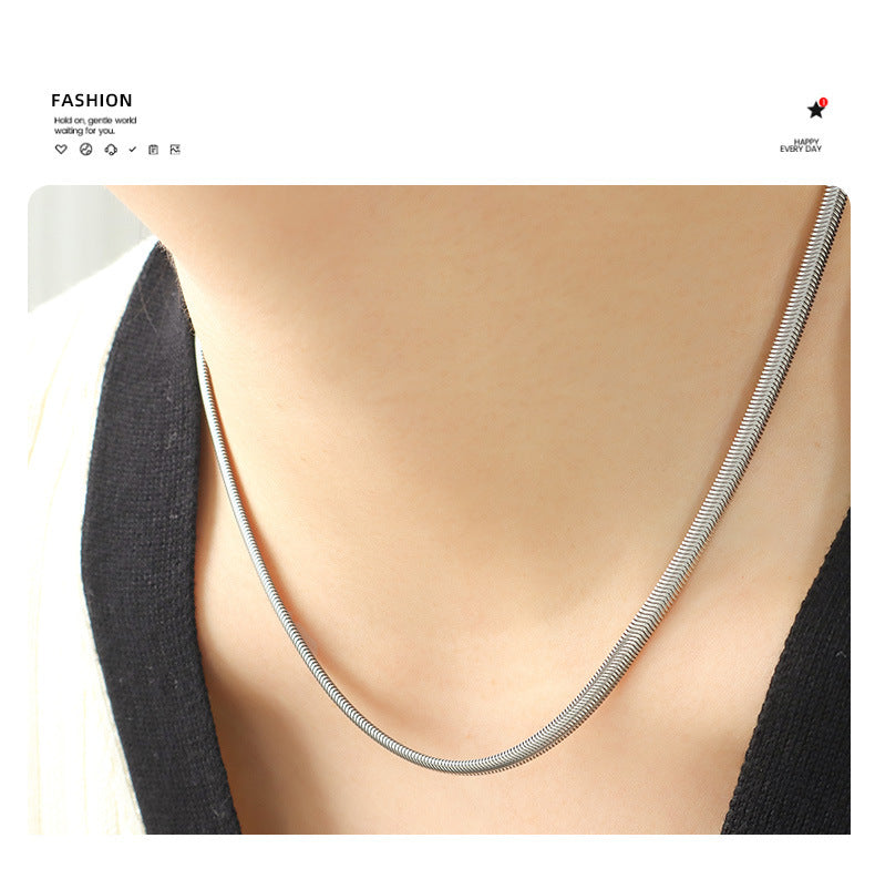 Collar de hueso de serpiente suave con costuras chapadas en oro con textura de metal