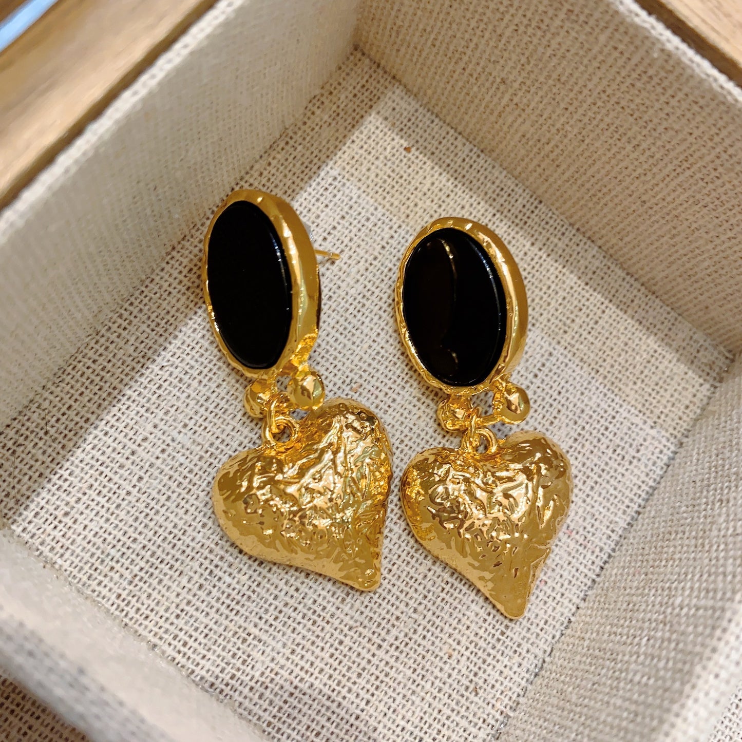 Boucles d'oreilles vintage incrustées d'agate noire en forme de cœur