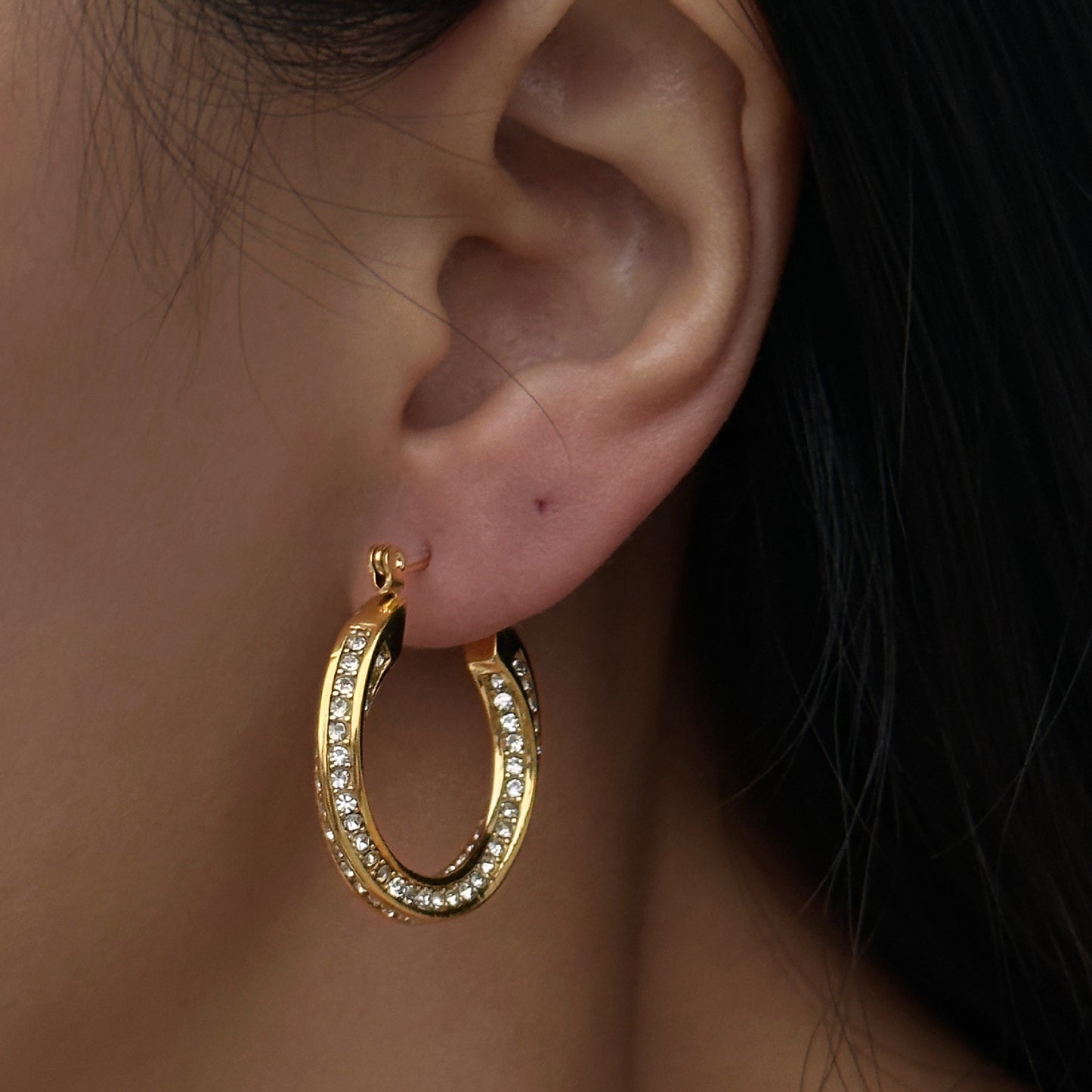 Grand anneau d'oreille torsadé en acier titane et zircon incrusté