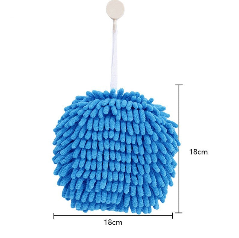 La cuisine et la salle de bain absorbent l'eau et essuient le handball