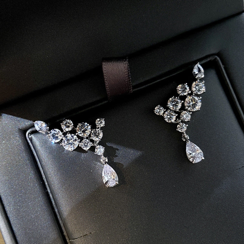 Boucles d'oreilles goutte d'eau ailes en or blanc Zircon