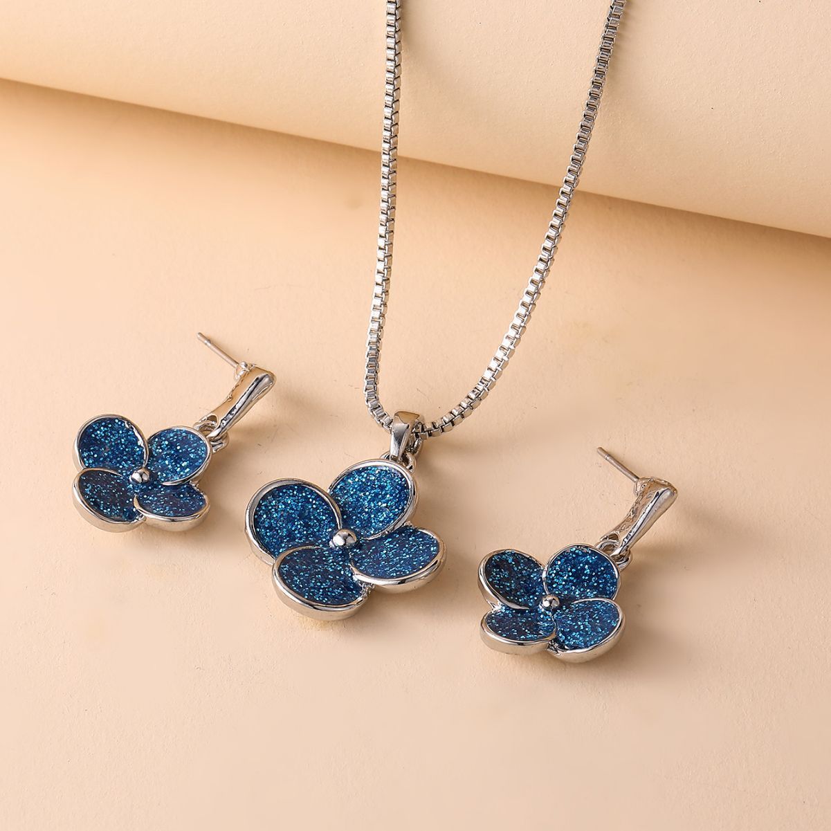 Lot de deux boucles d'oreilles et pendentif pour femme