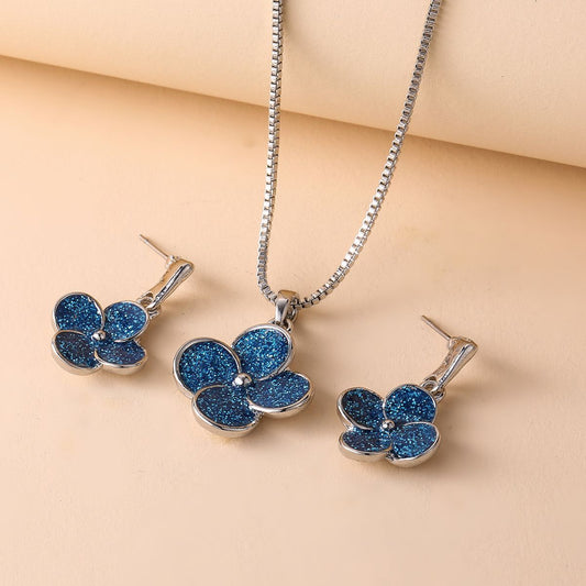 Lot de deux boucles d'oreilles et pendentif pour femme