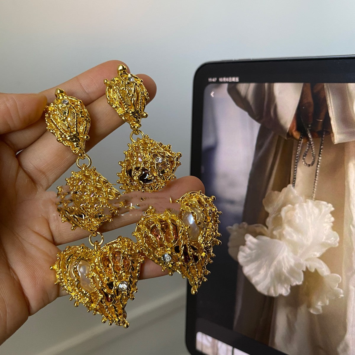Eye-catching Hollow Love Design Sense Earrings