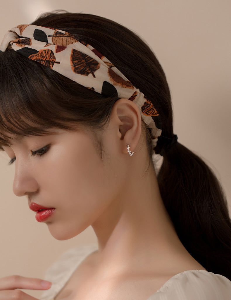 Simple and irregular woven wrapped ear buckle