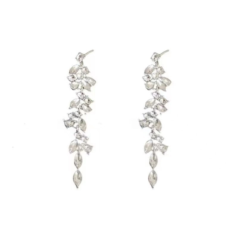 Boucles d'oreilles à pampilles en forme de feuille de diamant et de cristal de luxe léger pour femmes